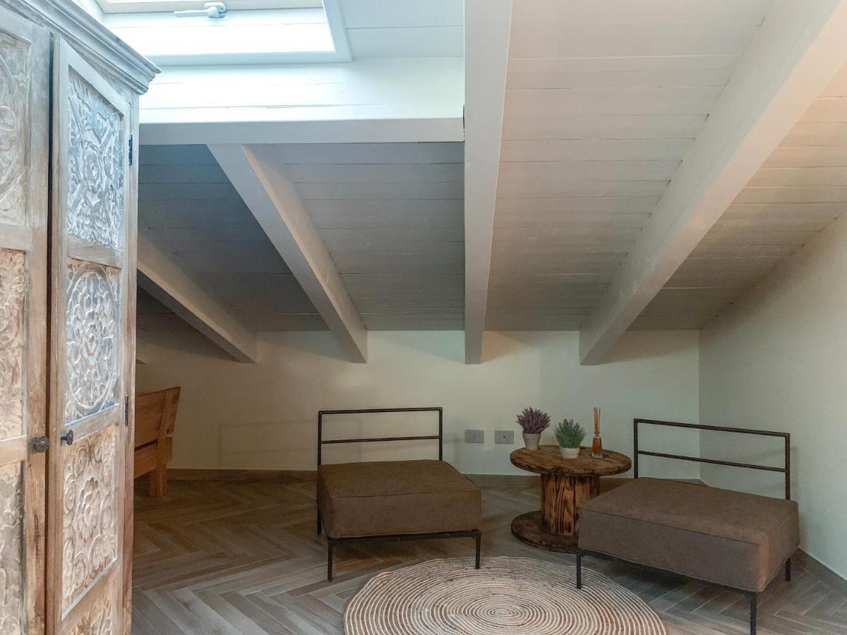 Charming Attic Apartment With Balcony & Swimming Pool Desenzano del Garda Exterior foto